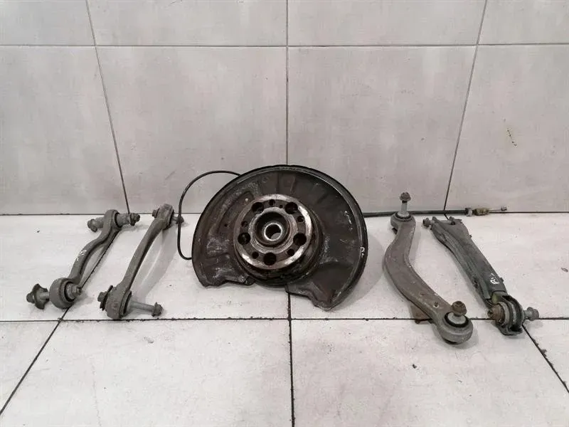 Mercedes C Class W204 Left Rear Hub A2043501341 Wheel Bearing Housing Rear Left -