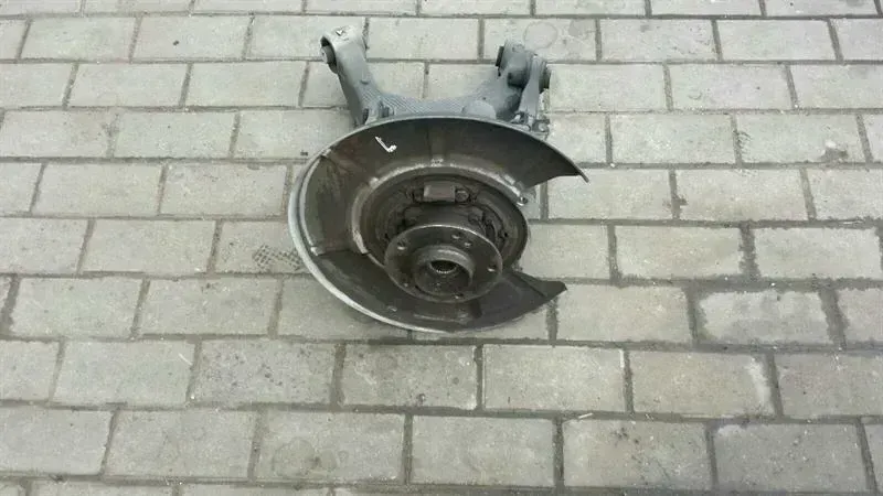 BMW 5 Series E60 M5 Left Rear Hub 33322282959 wheel bearing housing rear left