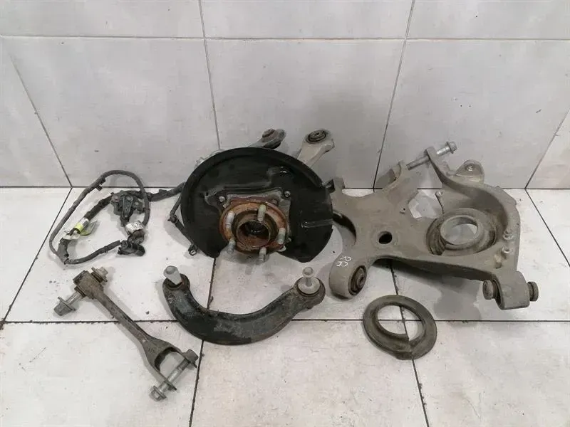 Ford Mustang MK6 S550 Right Rear Hub FR3Z-5B758-J Wheel Bearing Housing Rear Right