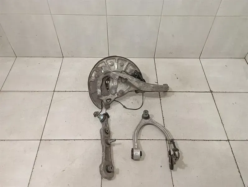 Mercedes C Class W205 Right Front Hub A2053300004 Wheel Bearing Housing Front Right