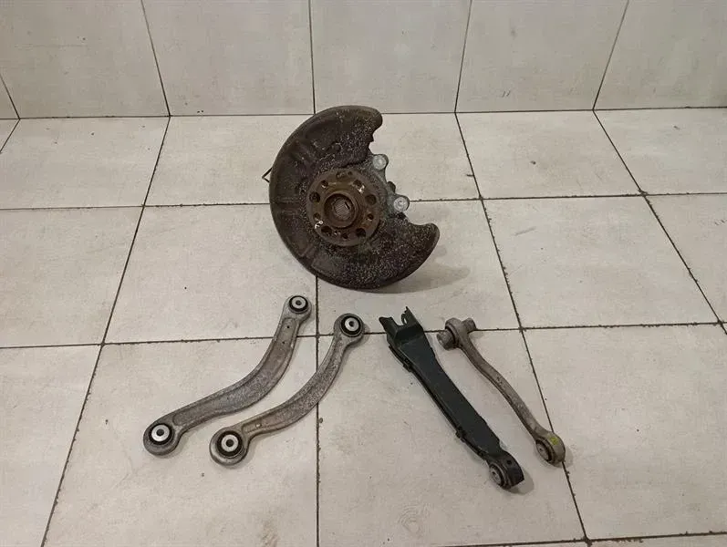 Mercedes C Class W205 Left Rear Hub A2053509713 Wheel Bearing Housing Rear Left