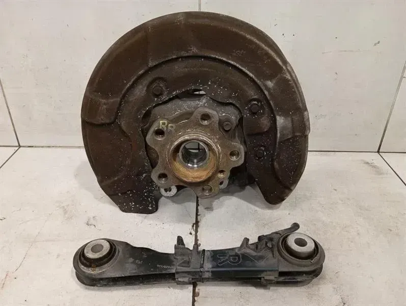 BMW 7 Series G11 Right Rear Hub 6865662 Wheel Bearing Housing Rear Right