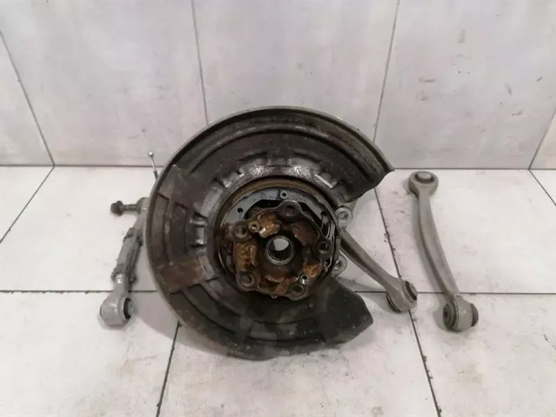 BMW M4 F82 Right Rear Hub 33302284796 Wheel Bearing Housing Rear Right