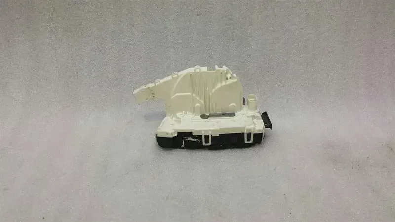 Mercedes C Class W204 Left Door Lock A2047203735 Left Door Lock