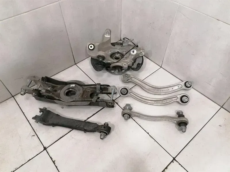 Mercedes EQC N293 Right Rear Hub A2133503205 Wheel Bearing Housing Rear Right Set