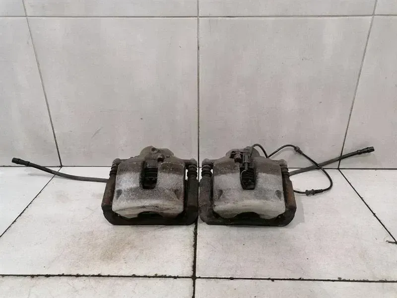 Mercedes C Class W204 front brake caliper set A2044212381 caliper front set