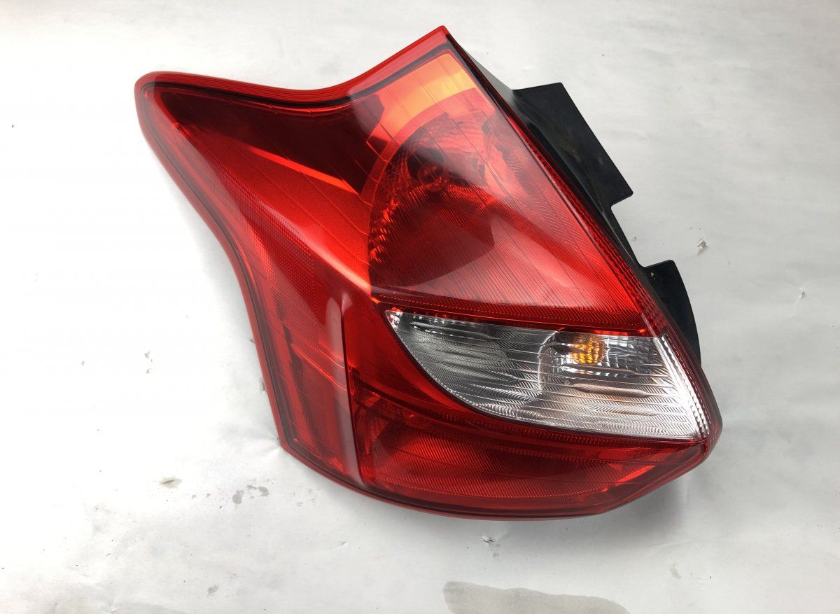 Tail light left FORD FOCUS III (2010-2018)