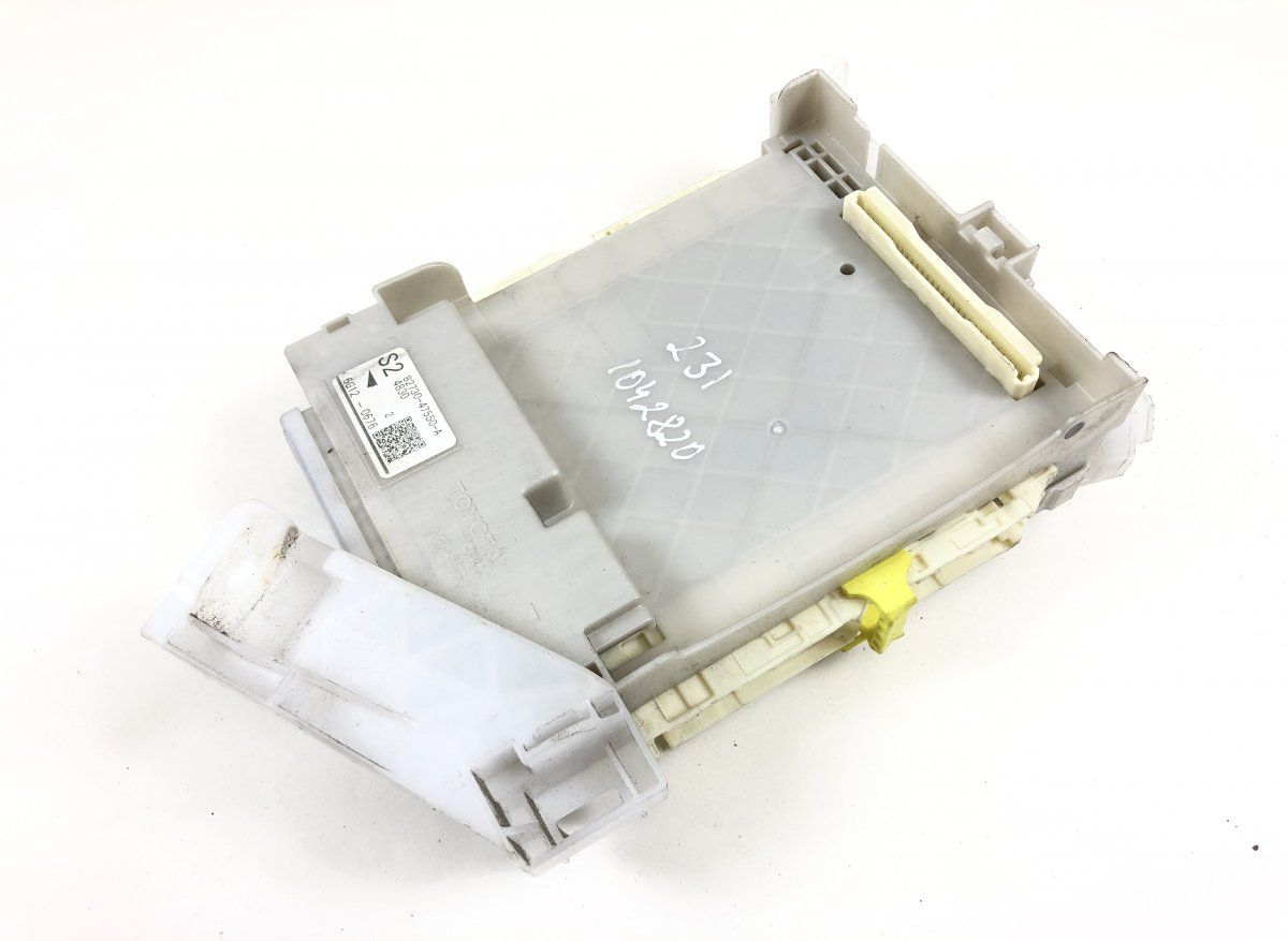 8273047550 Fuse box TOYOTA PRIUS III PLUS (XW40) (2011-2021)