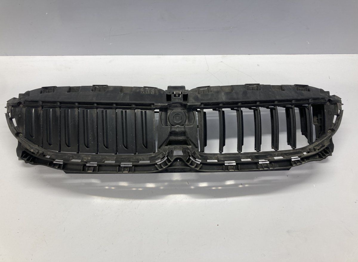 18715610 5811R1001 988164602 Air duct front, other BMW 5 (G30, G31) (2016-2024)