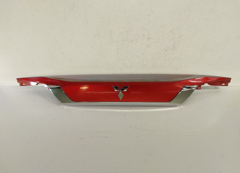Bootlid / tailgate moulding MITSUBISHI OUTLANDER III (GG, GF, ZJ, ZK, ZL) (2012-2021)