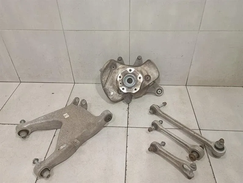 Aston Martin Vantage AM6 Right Rear Hub HY53-5A970-AD Wheel Bearing Housing Rear Re