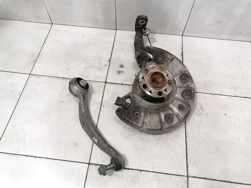 Mercedes C Class W205 Right Front Hub A2053325400 Wheel Bearing Housing Front Right