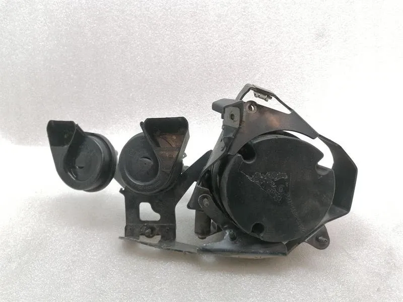 Mercedes C Class W204 Air pump A1562301440 air pump holder bracket AMG