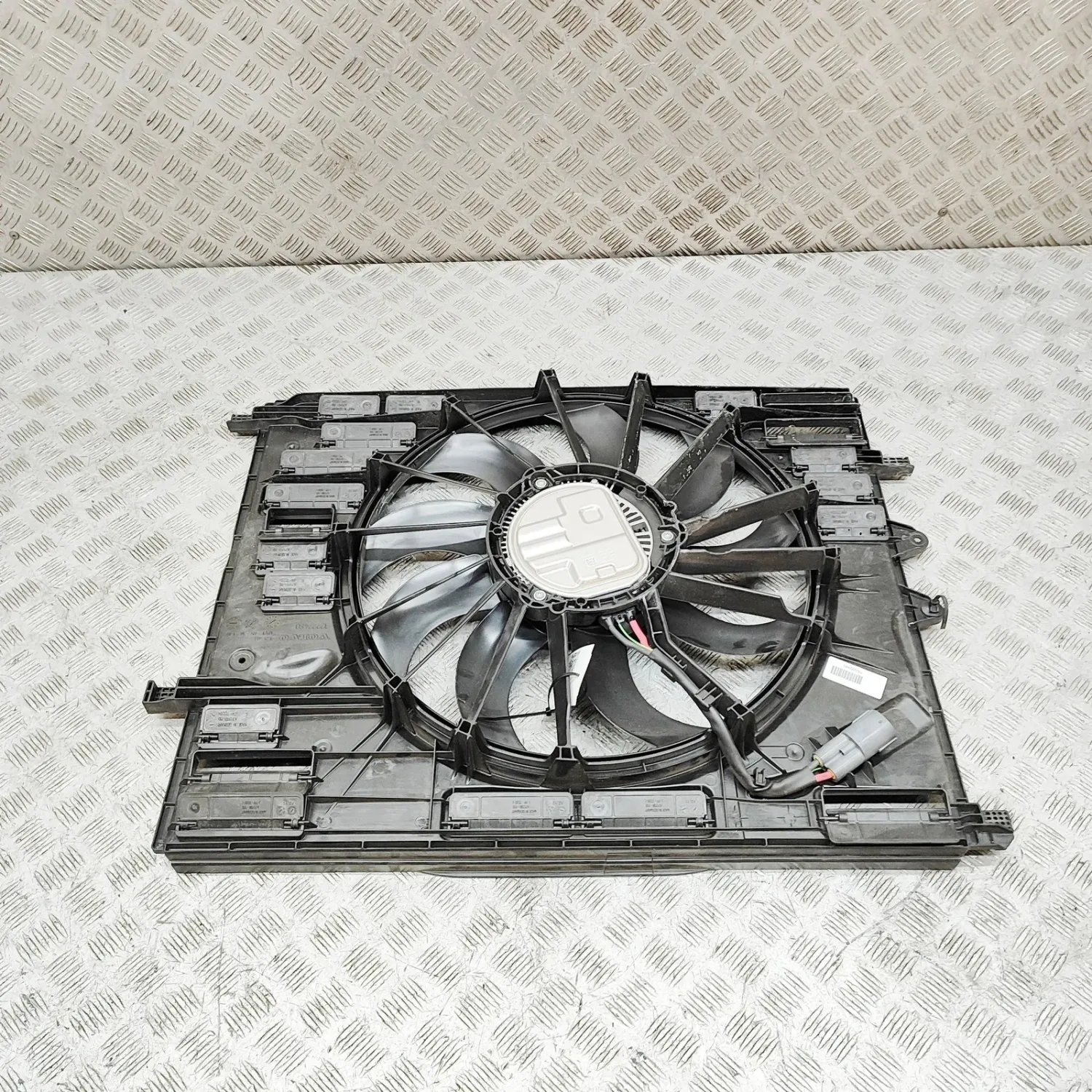 VOLVO XC90 MK2 Engine Cooling Fan Shroud 32222480 2.0 Hybrid 184kW 2025 33565185