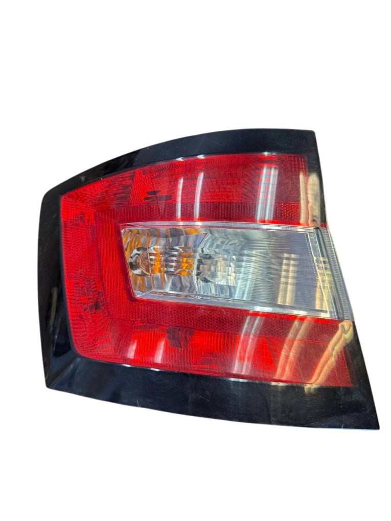 6V9945095 Tail light left SKODA FABIA III (NJ3) (2014-2021)