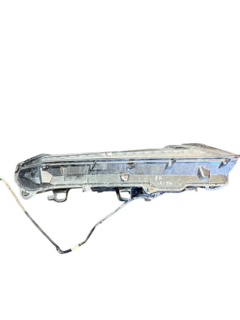 8161078040 Position Light front right LEXUS NX I (AZ10) (2014-2021)