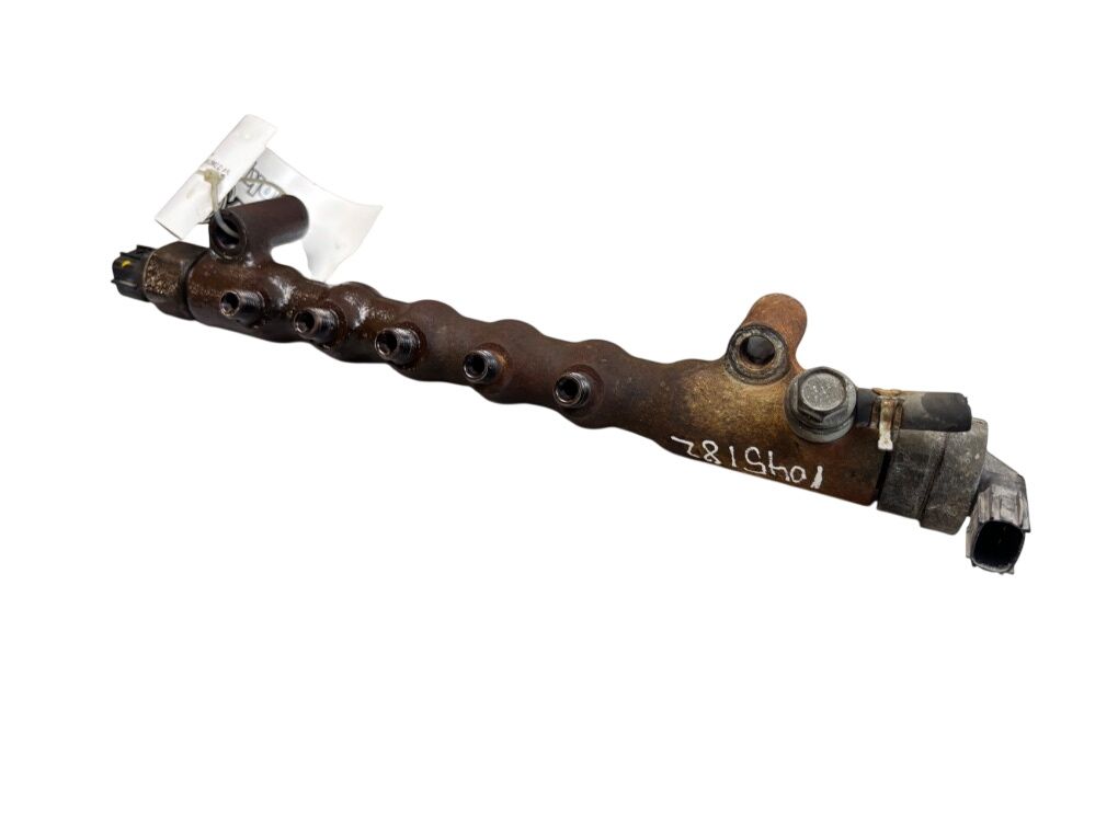 2381030120 Fuel Distributor / fuel rail TOYOTA LAND CRUISER 150 (2009-2021)