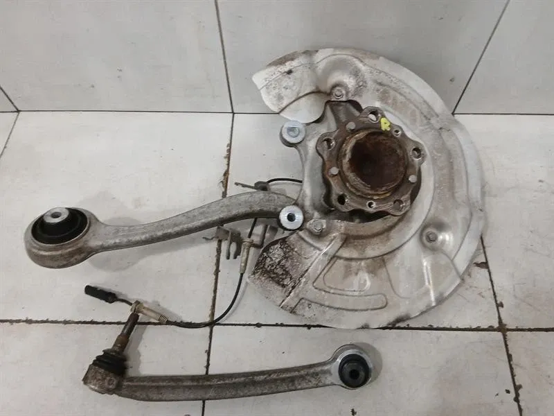 BMW M4 F82 Right Front Hub 2284002 Wheel Bearing Housing Front Right