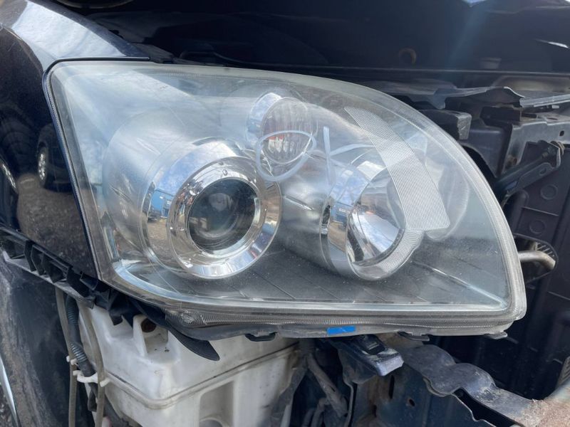 Headlight right TOYOTA AVENSIS (T250) (2003-2008)