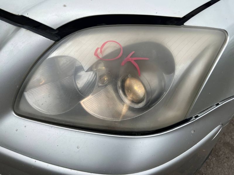 Headlight left TOYOTA AVENSIS (T250) (2003-2008)