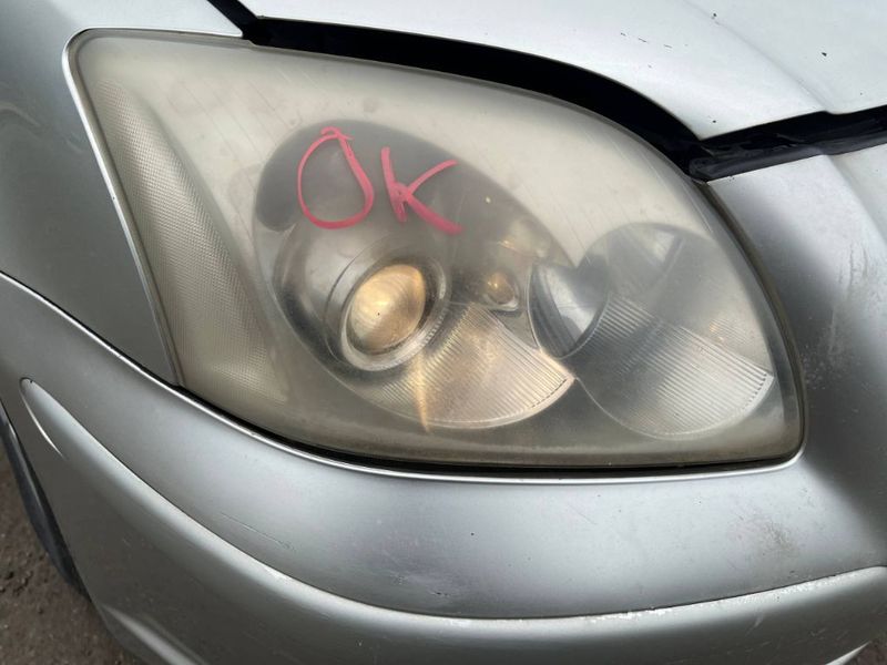 Headlight right TOYOTA AVENSIS (T250) (2003-2008)