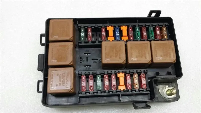 Jaguar XJ X308 Fuse Box LNF2822BA Fuse Box