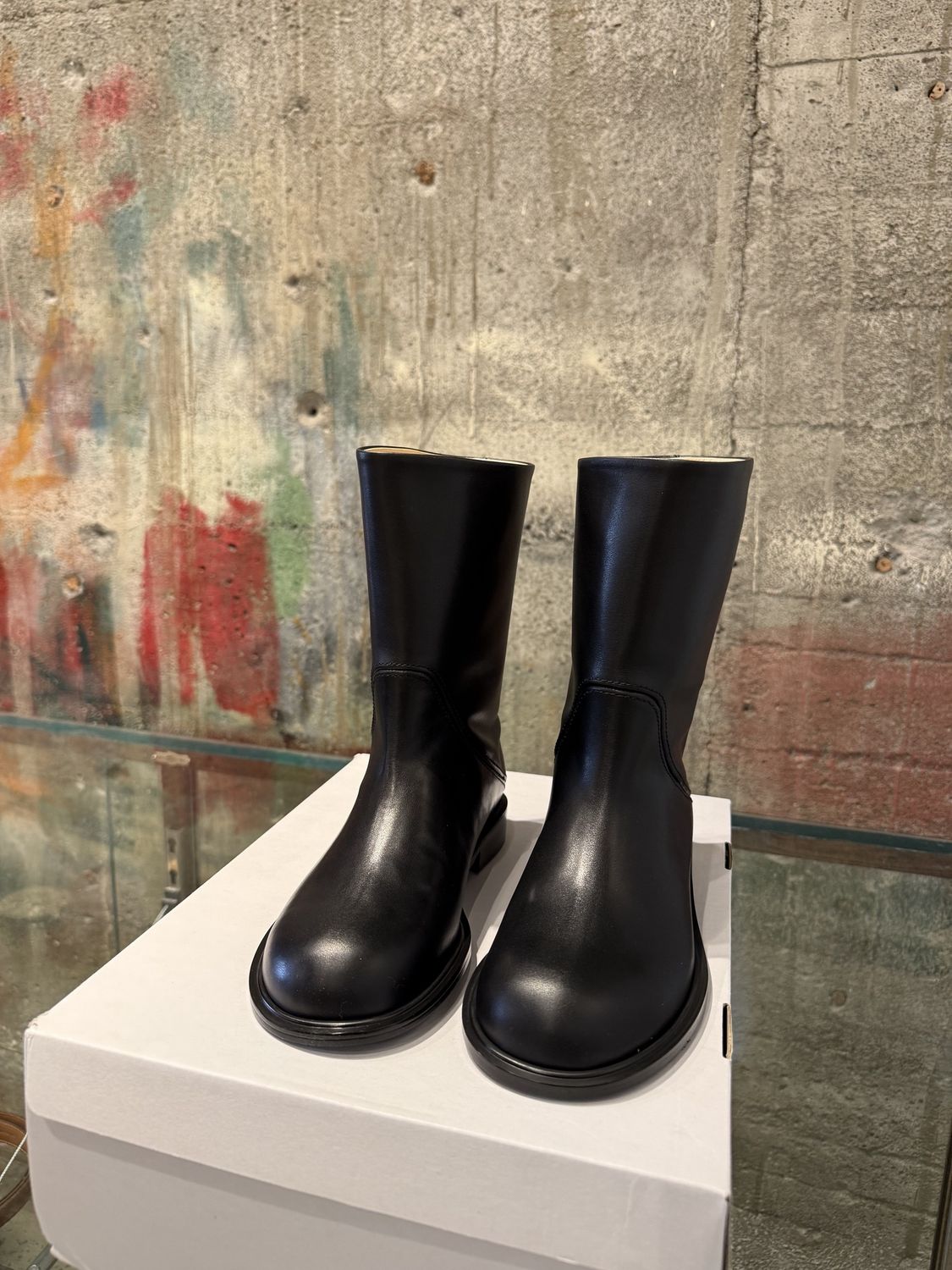 K4302 Black  Calfskin Round-Toe Boots 11825
