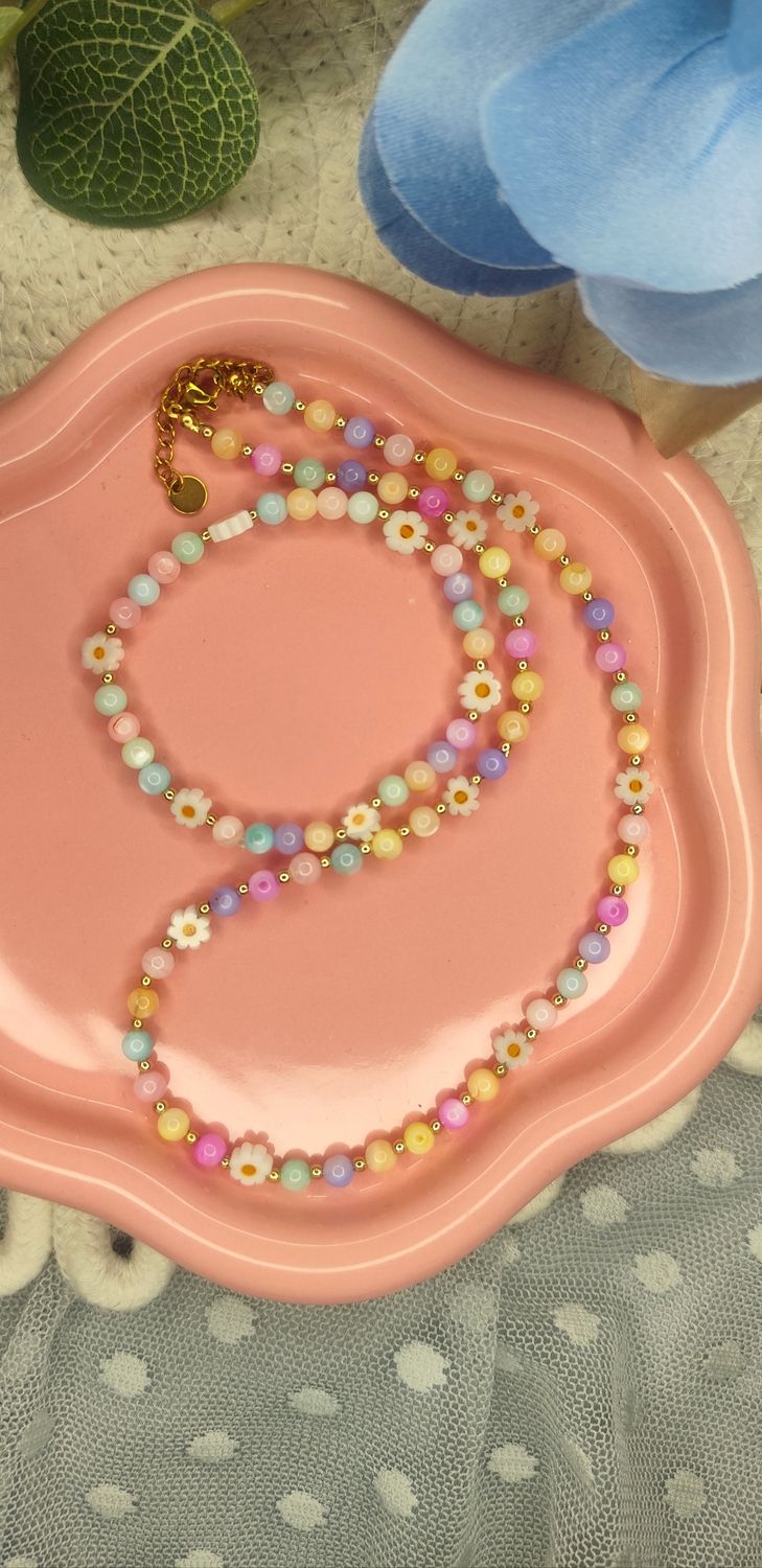 Zestaw naszyjnik i bransoletka, koraliki z kolorowej masy perłowej i stokrotką.