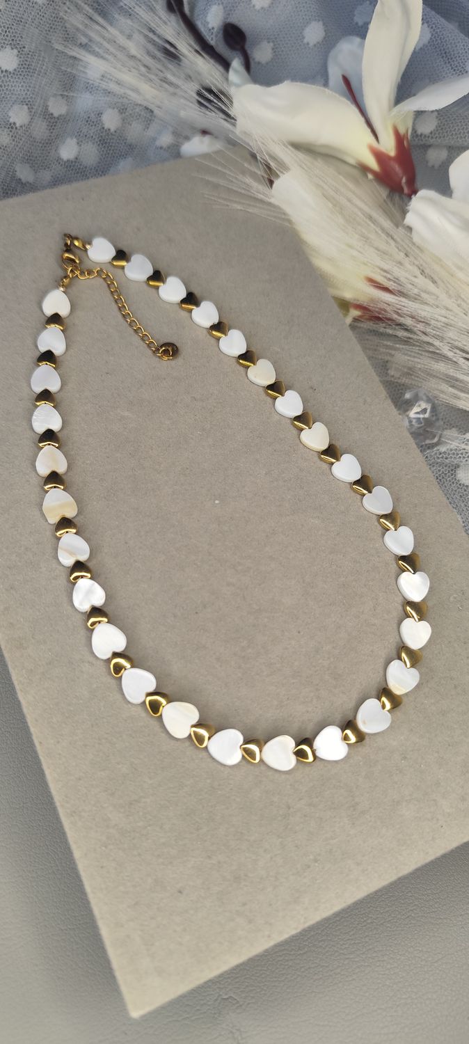 NASZYJNIK Z SERCEM Z MASY PERŁOWEJ I SERCEM Z HEMATYTU