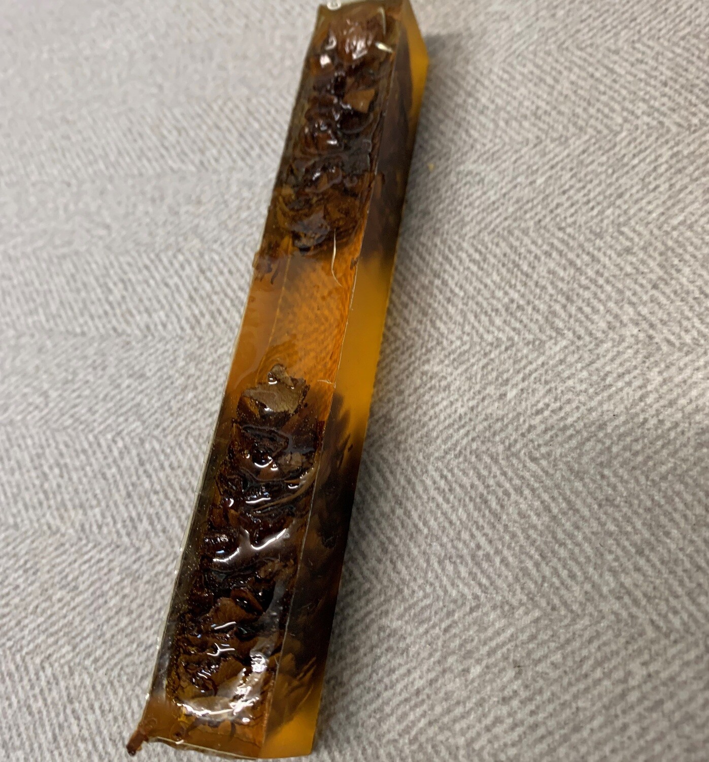 Zapfen in orangen Epoxi
