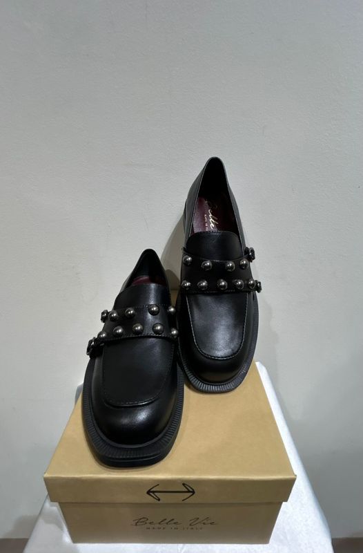 MOCASSINI BELLE VIE NERI CON BORCHIE