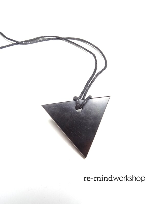 次石墨吊飾（三角形）