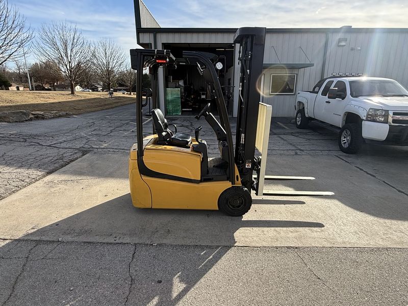 2019 Yale 3,000lbs Capacity 3-wheel Electric Forklift 36V sideshift 3-STAGE MAST WITH LOW HOURS