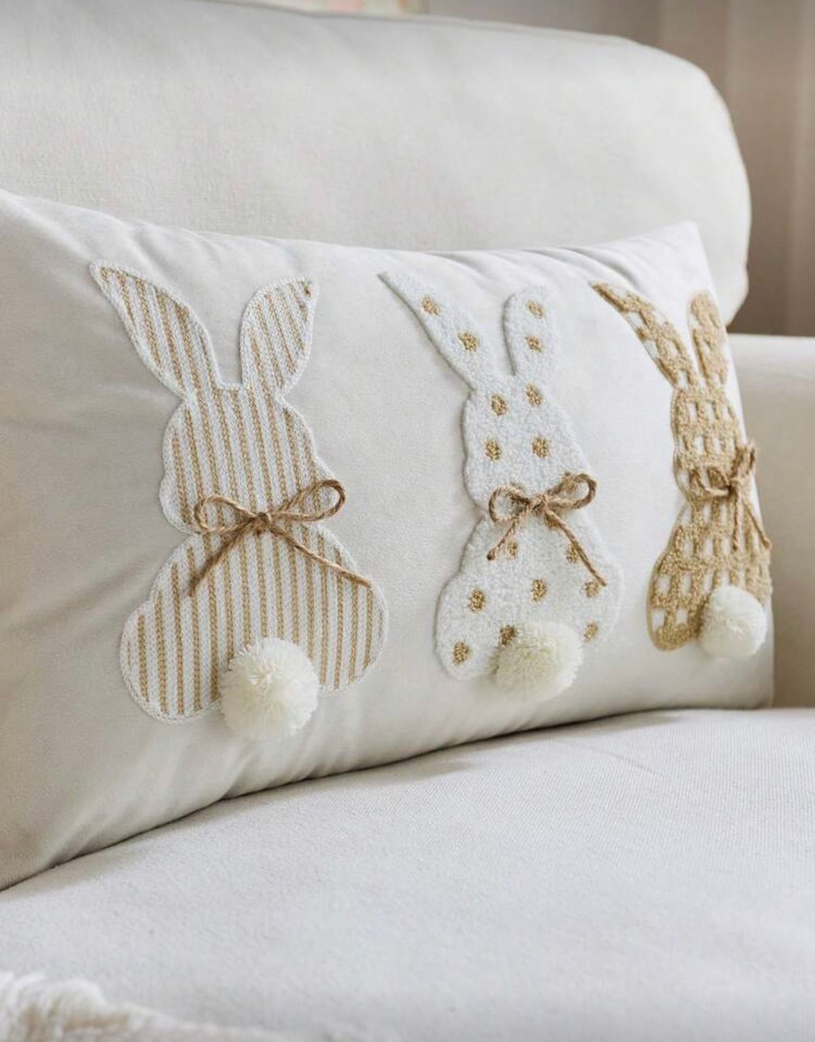 Haftowana poszewka dekoracyjna 30×50 cm – motyw króliczków