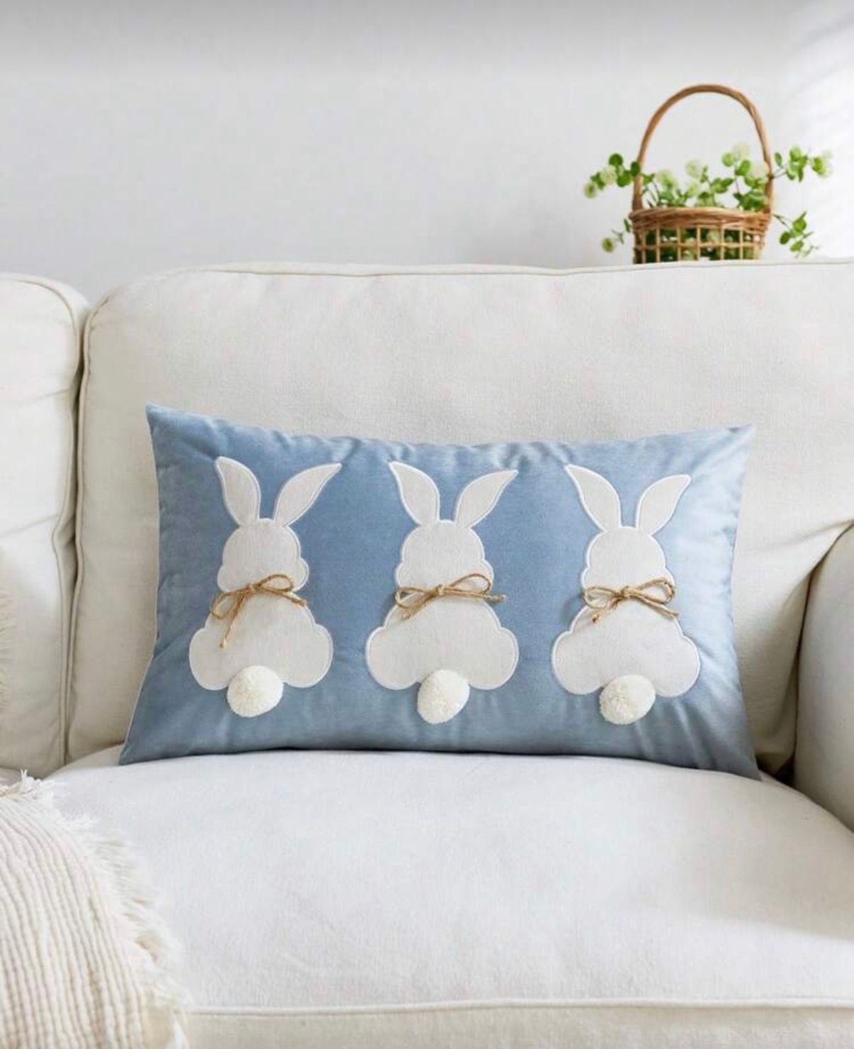 Haftowana poszewka dekoracyjna 30×50 cm – motyw króliczków
