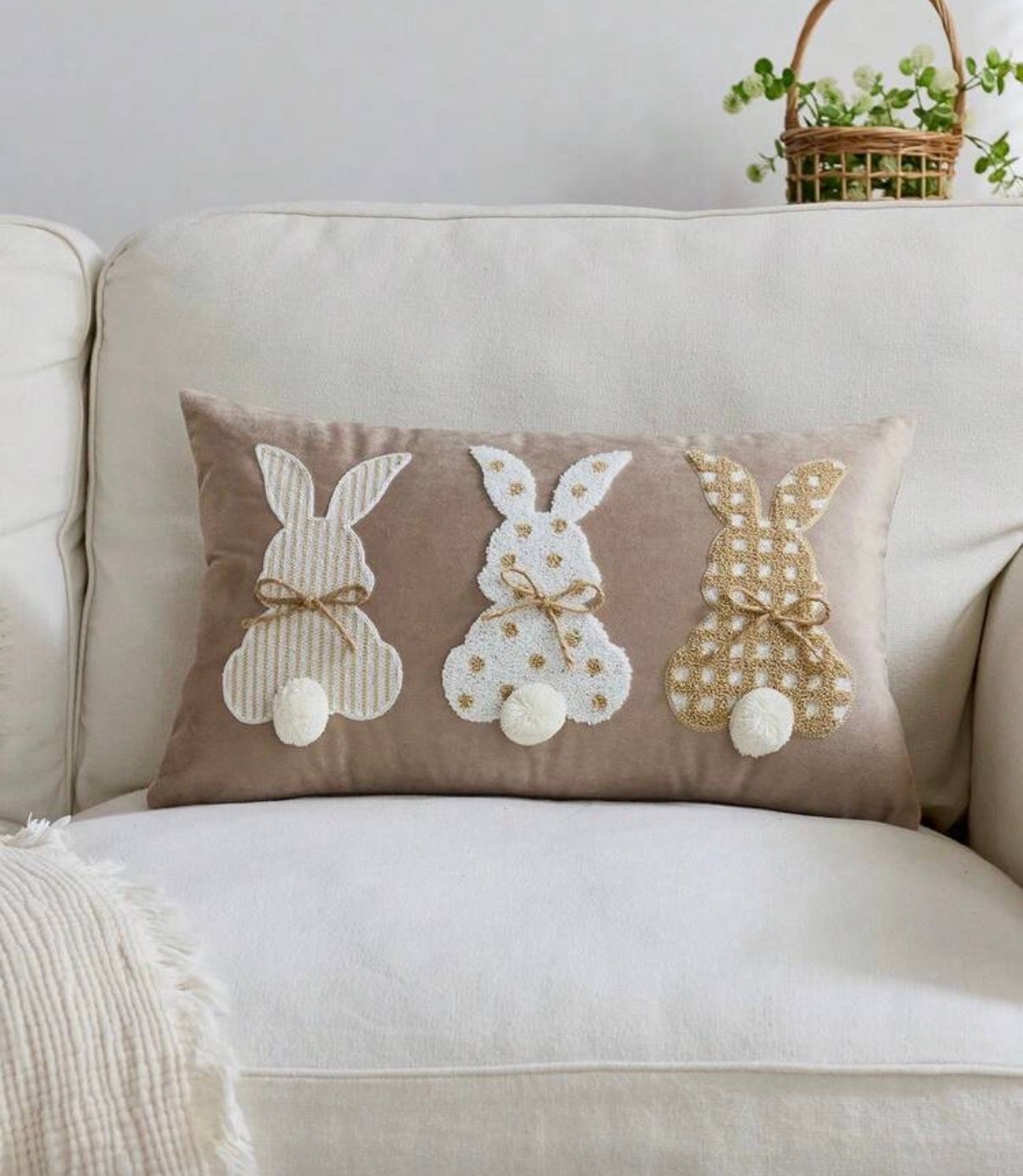 Haftowana poszewka dekoracyjna 30×50 cm – motyw króliczków