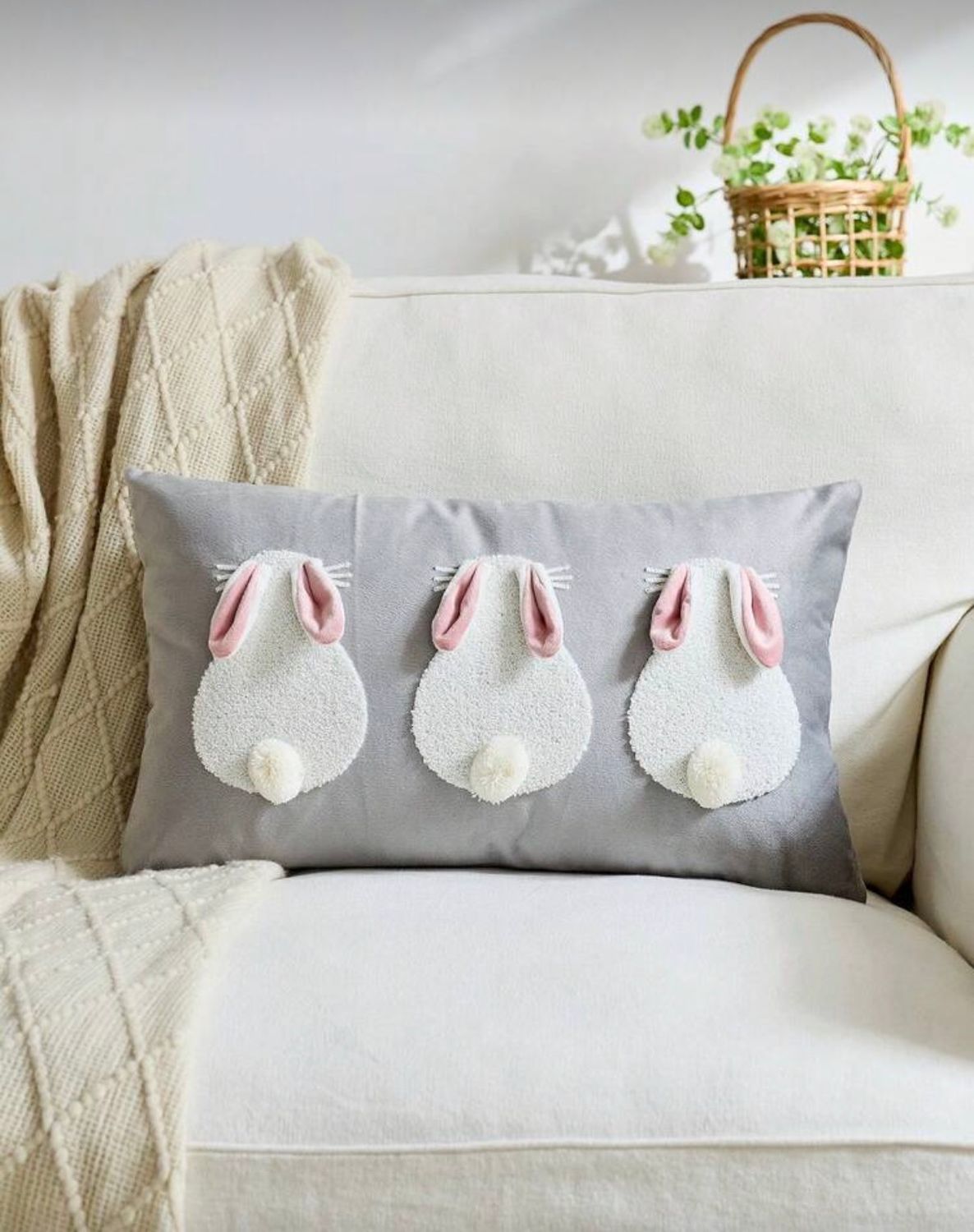 Haftowana poszewka dekoracyjna 30×50 cm – motyw króliczków