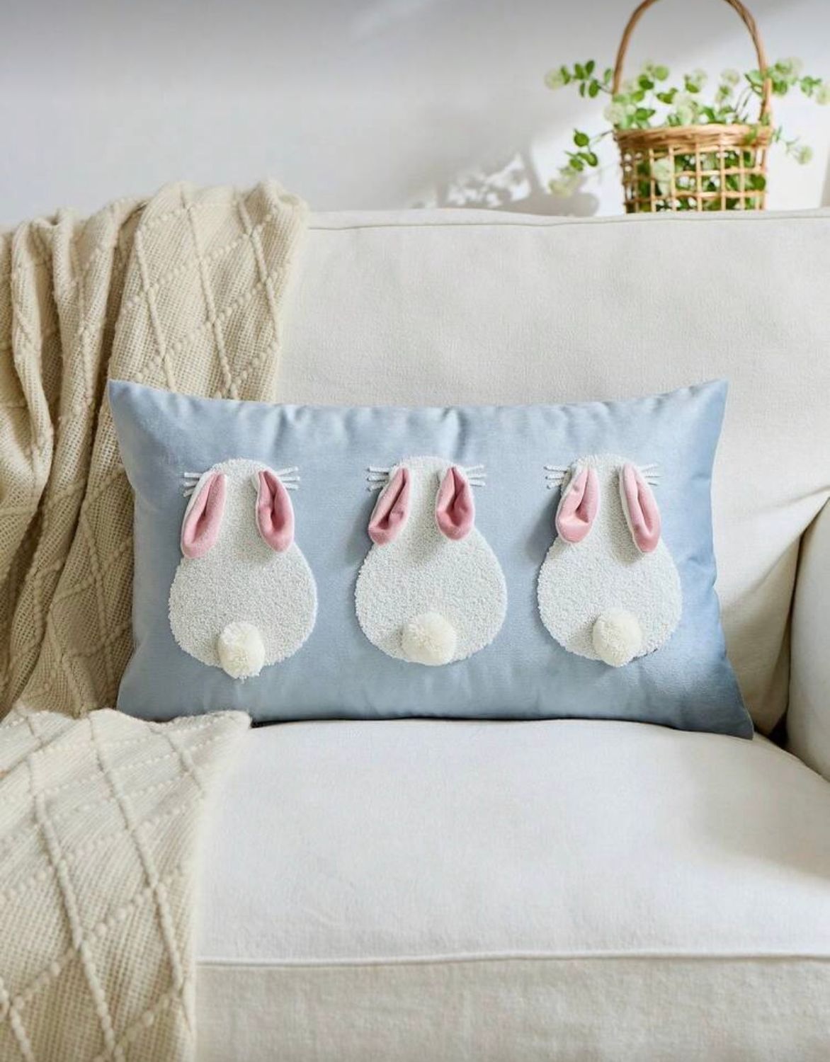 Haftowana poszewka dekoracyjna 30×50 cm – motyw króliczków