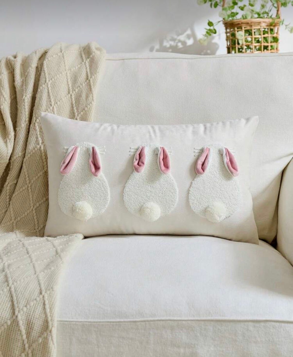 Haftowana poszewka dekoracyjna 30×50 cm – motyw króliczków