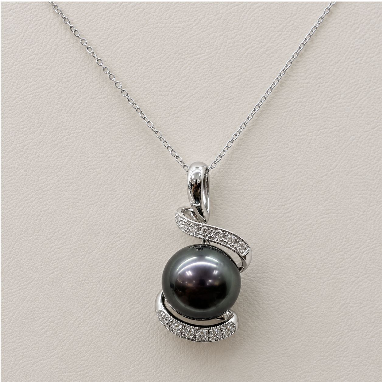 14KW  Diamond Tahitian Pearl Center Necklace