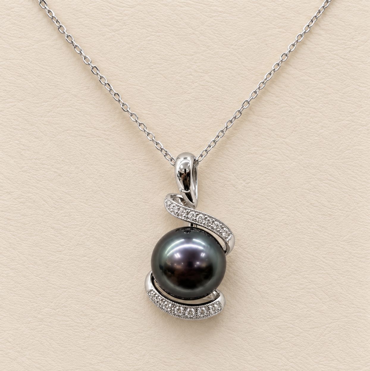 14KW  Diamond Tahitian Pearl Center Necklace