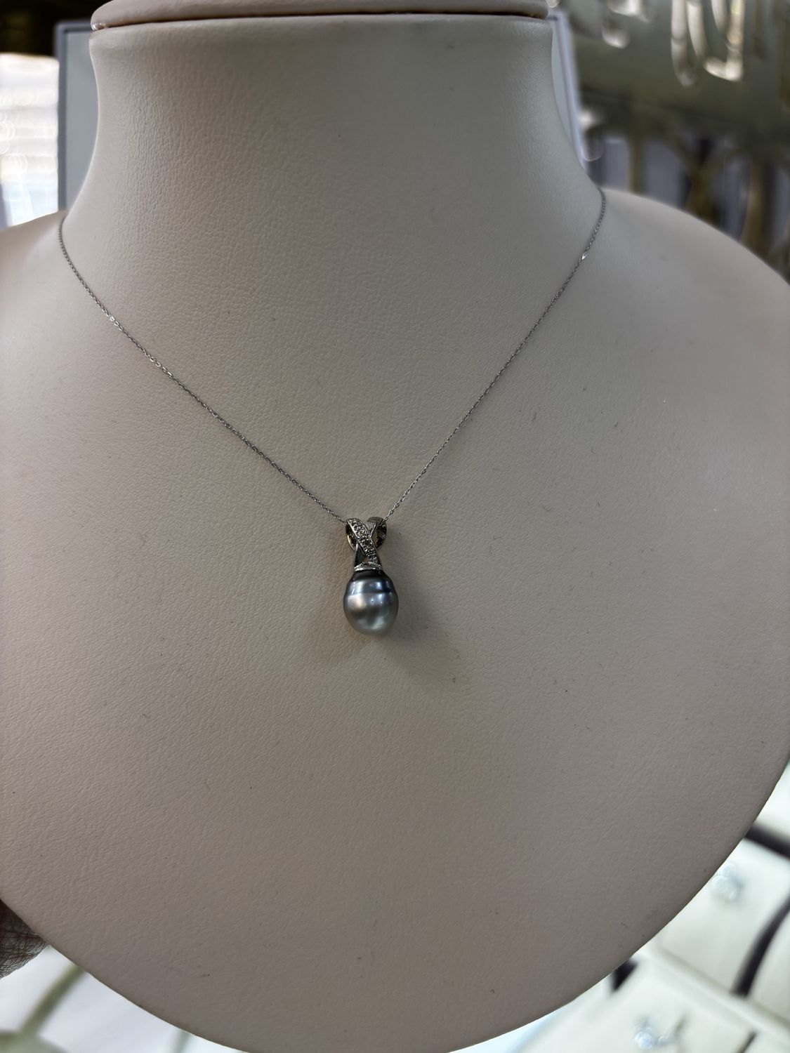 18kt White Gold And Diamond Tahitian Pearl Necklace