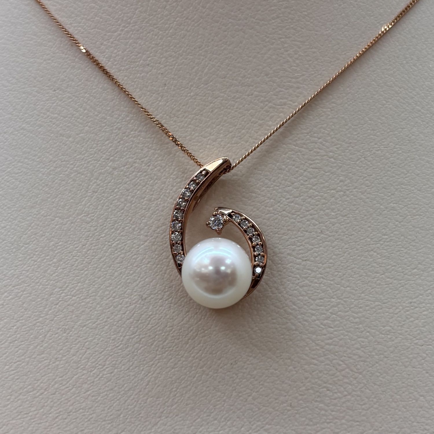 10KR Pearl &amp; Diamond Pendant w/Chain