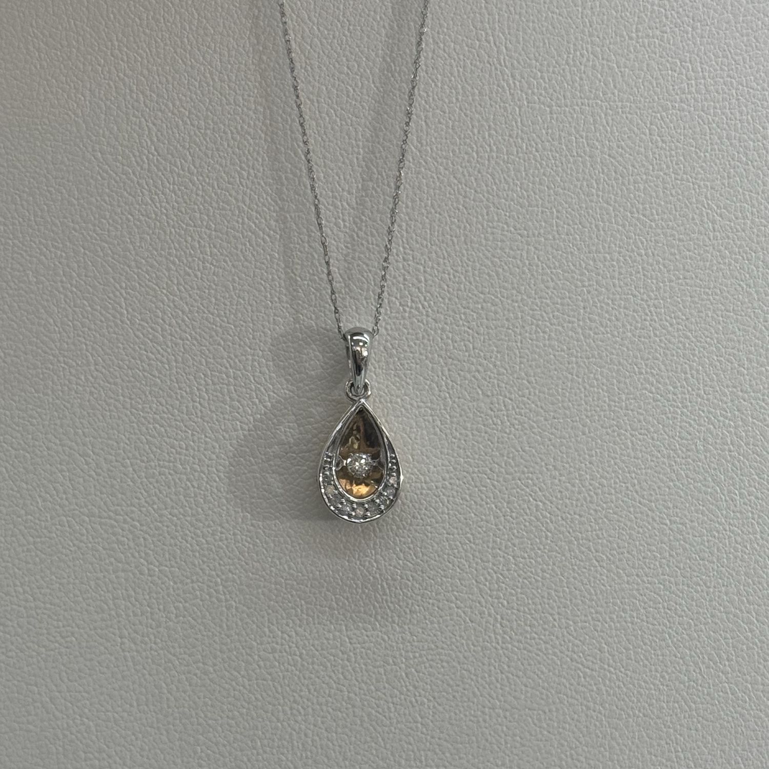 Dia Fluttering Tear Drop Pendant, Size: 10 Stone