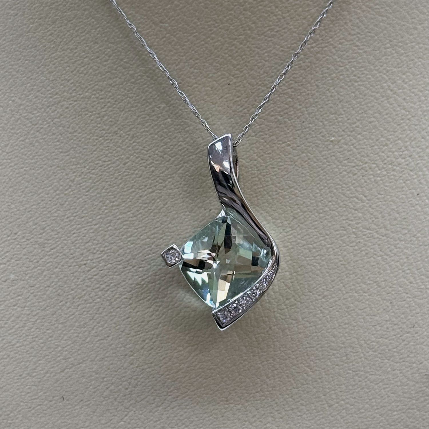 14KW Aquamarine/Diamond Teardrop Pendant