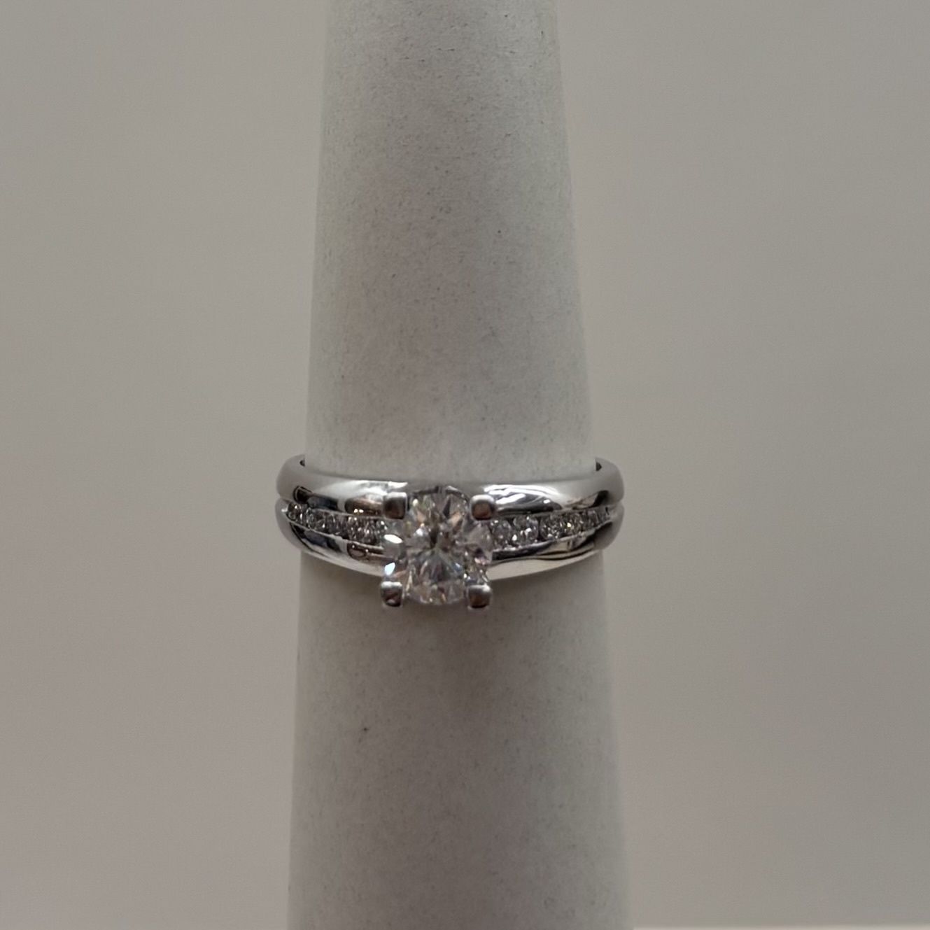 14KW Round Large Center Diamond Eng Ring