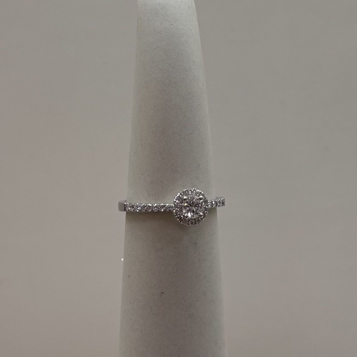 14KW Round Halo Dia Eng Ring