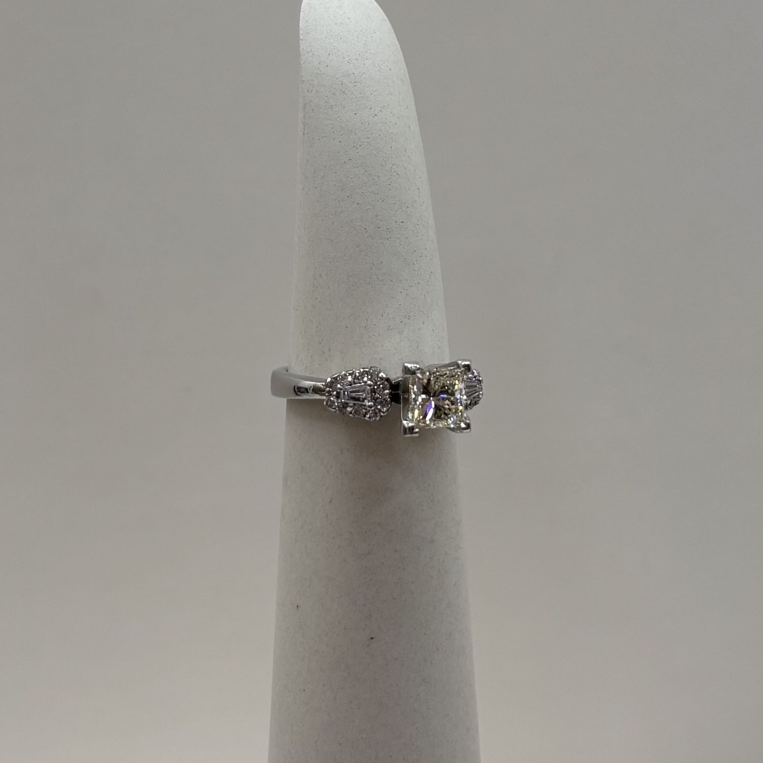 14KW Princess w/ Round &amp; Baguette Dia Eng Ring