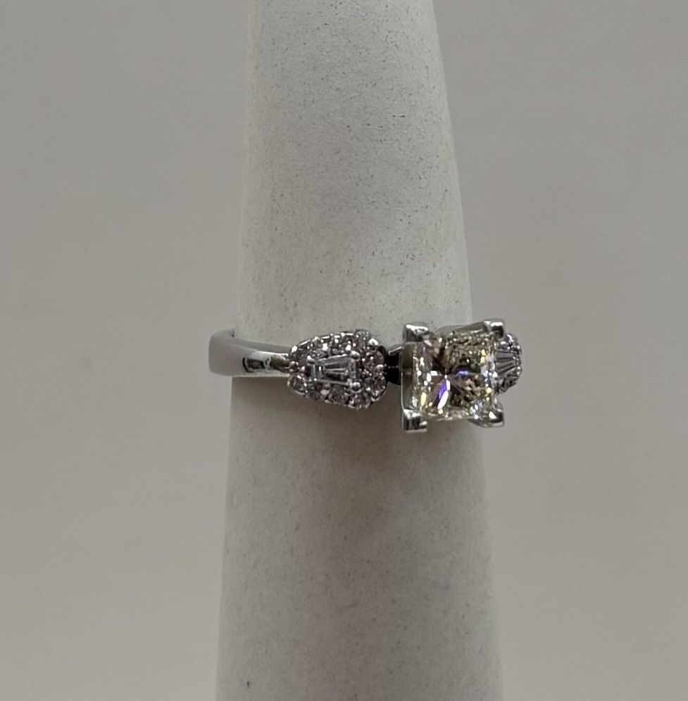 14KW Princess w/ Round &amp; Baguette Dia Eng Ring