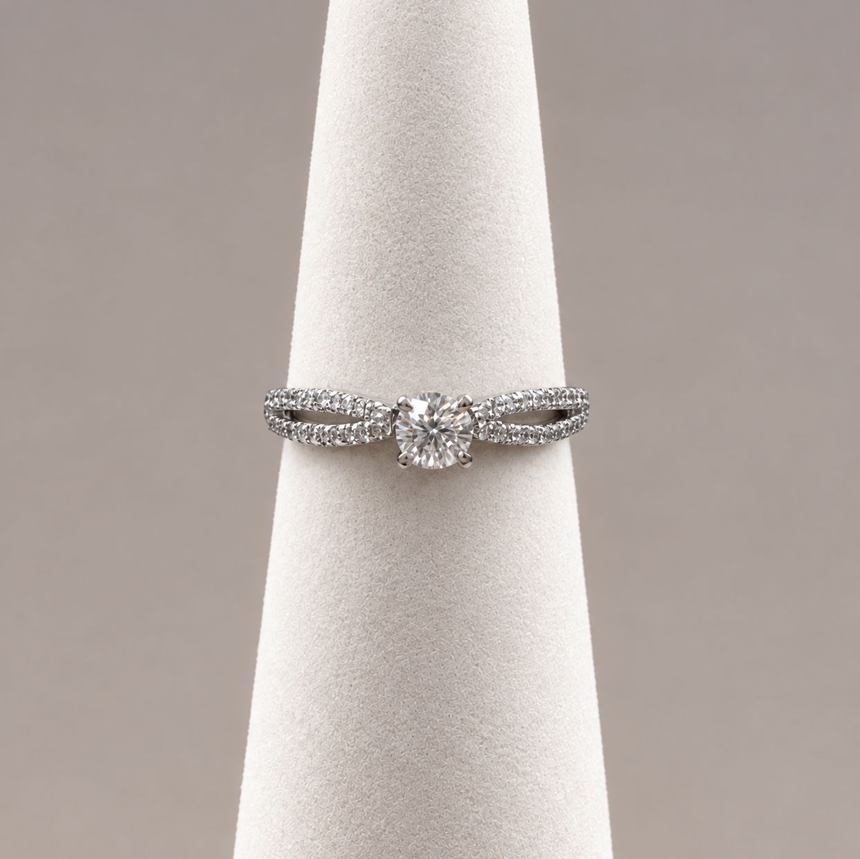 Double V Diamond Eng Ring